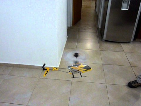 helicoptero de juguete con sensor