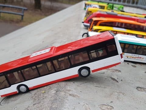 autobus juguete blanco